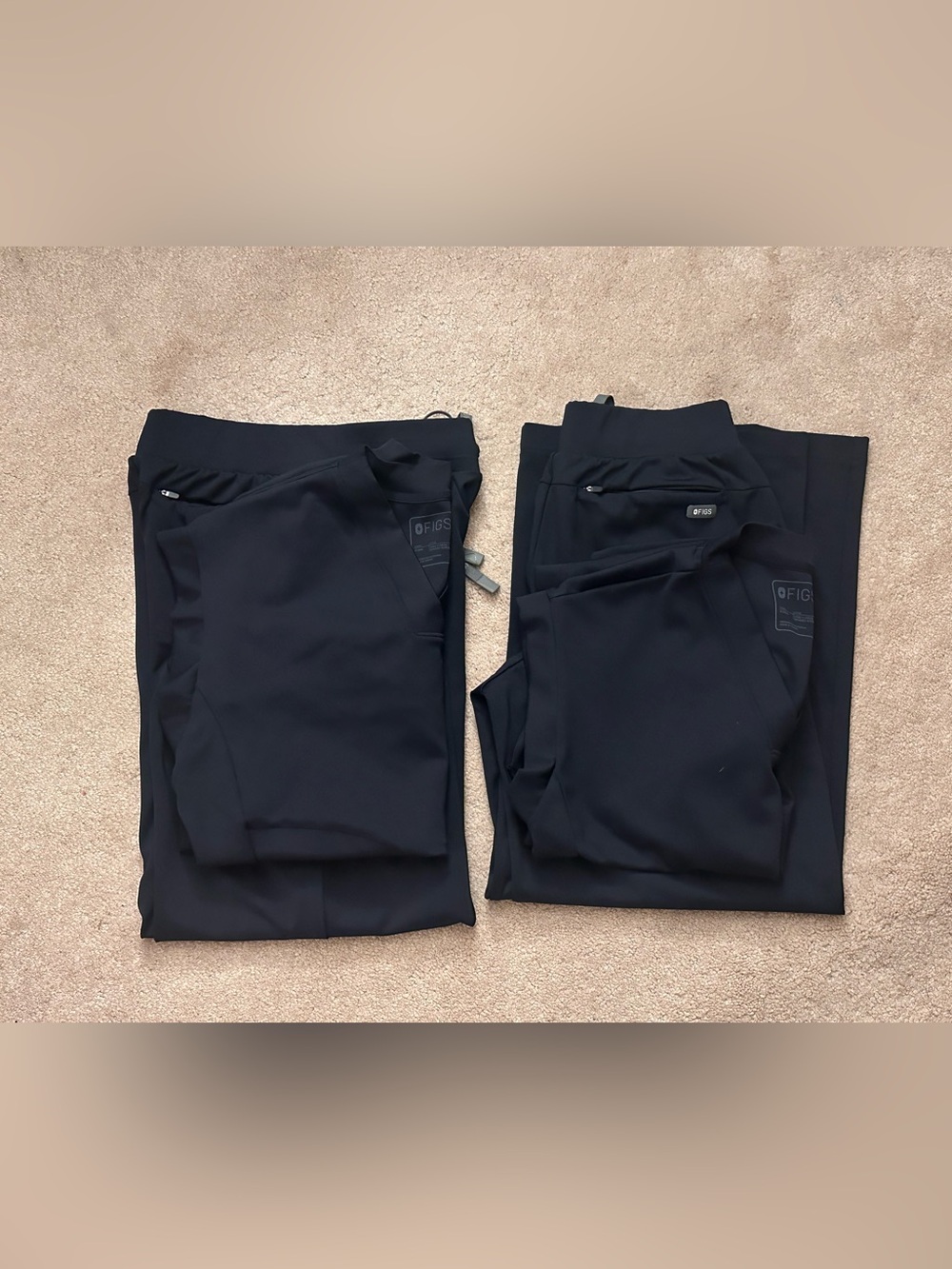 FIGS Women’s scrub sets - Picture 2 of 6